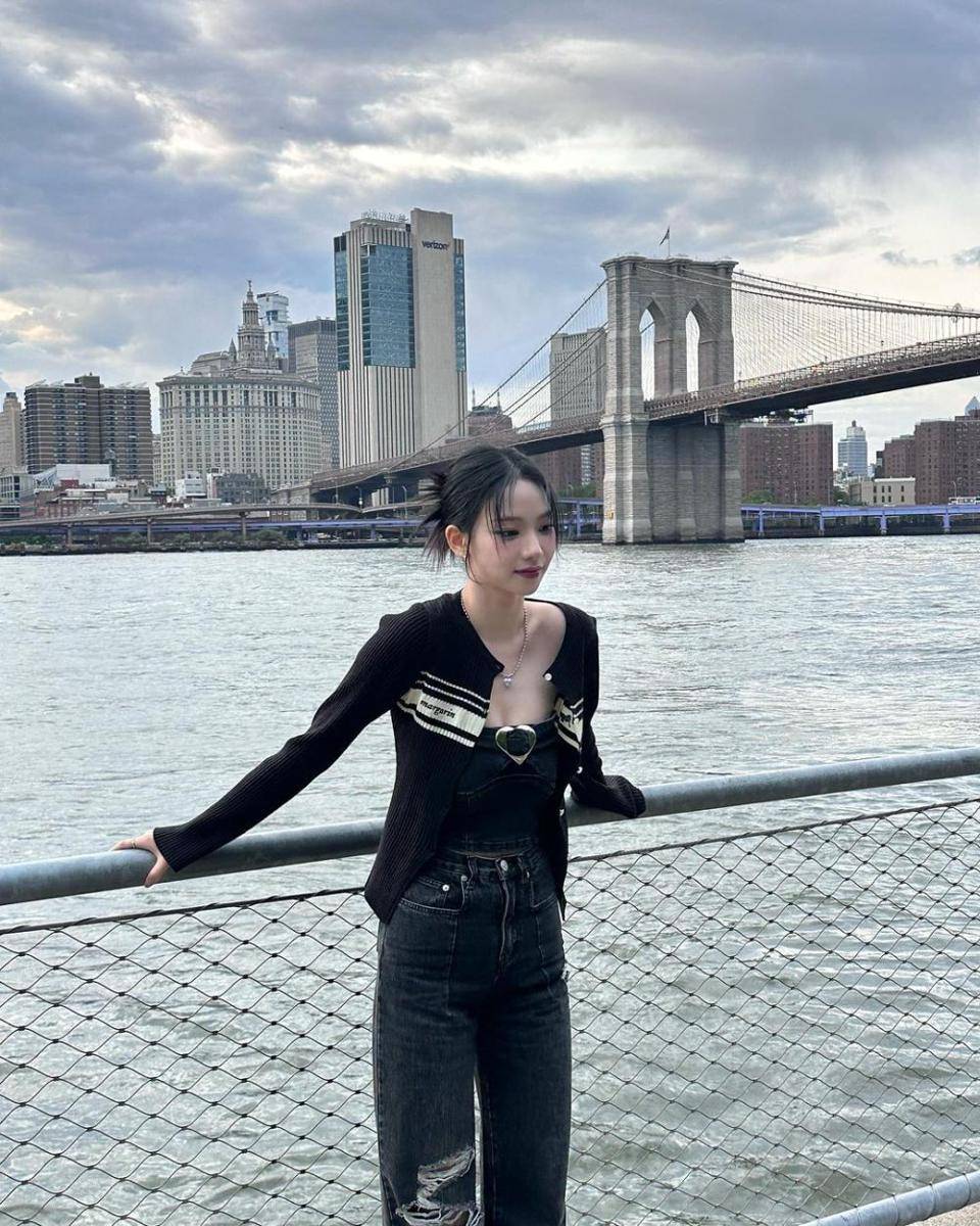 gaya street style ala Karina aespa (instagram.com/katarinabluu)