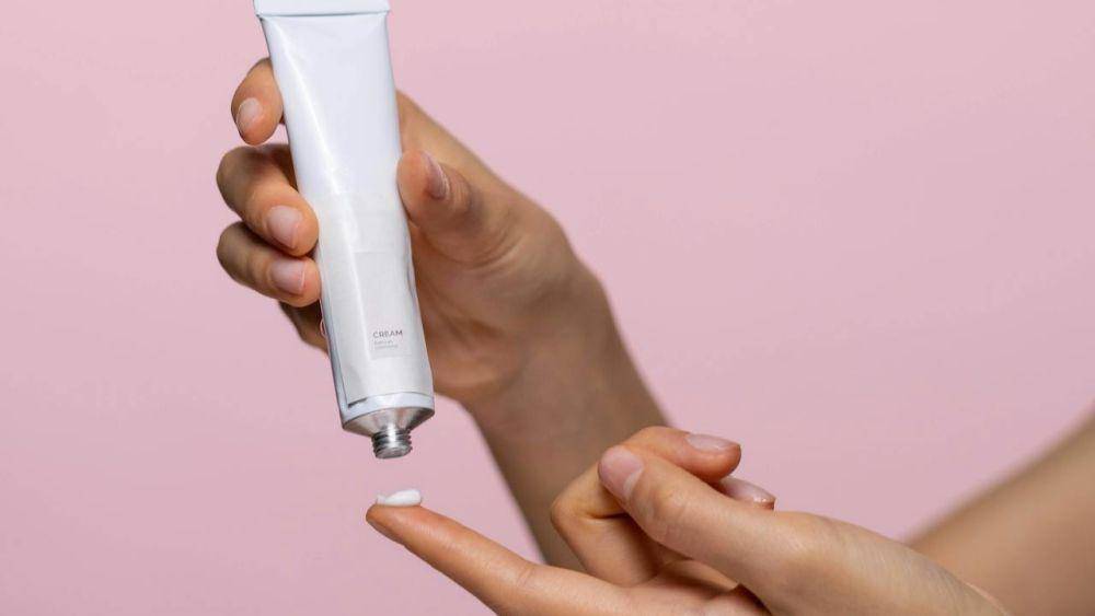 tips makeup untuk tipe kulit kering (pexels.com/Ron Lach)