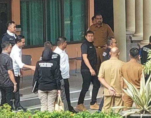 Ruangan Setwan DPRD Riau Digeledah Polisi