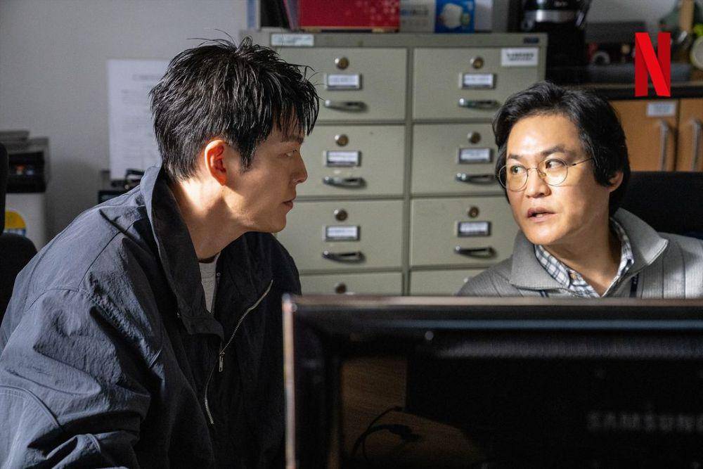 potret Kim Sung Kyun dalam film Officer Black Belt (dok. Netflix)
