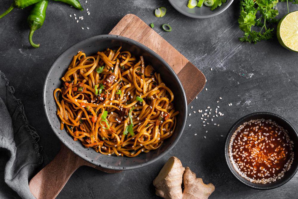 ilustrasi mie goreng ikan pedas (freepik.com/freepik)