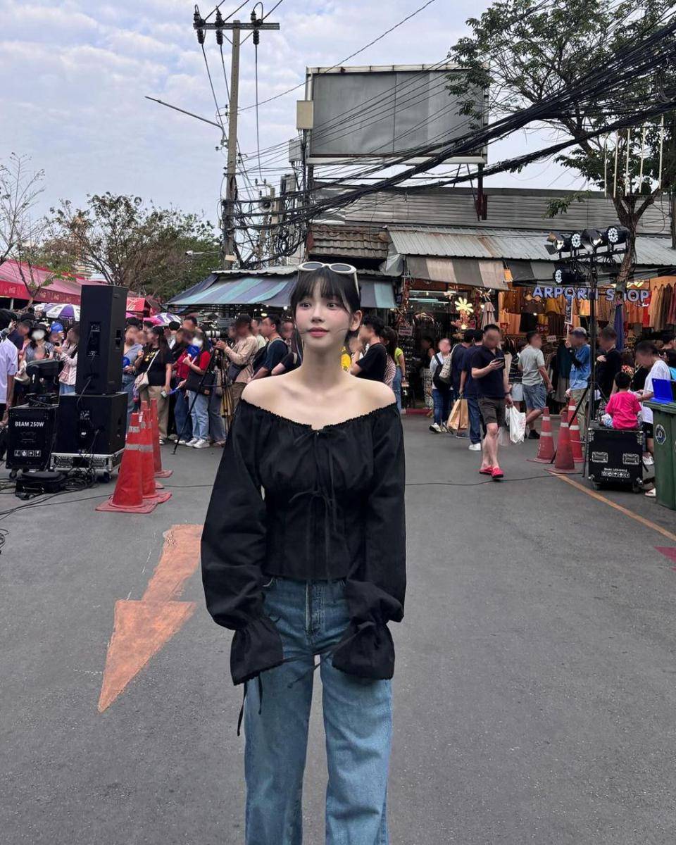 gaya street style ala Karina aespa (instagram.com/katarinabluu)