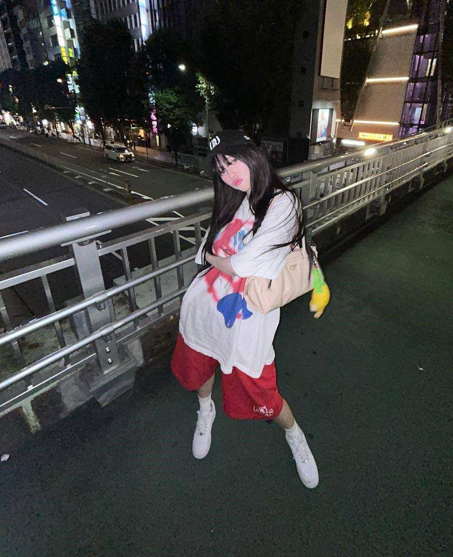 gaya street style ala Karina aespa (instagram.com/katarinabluu)