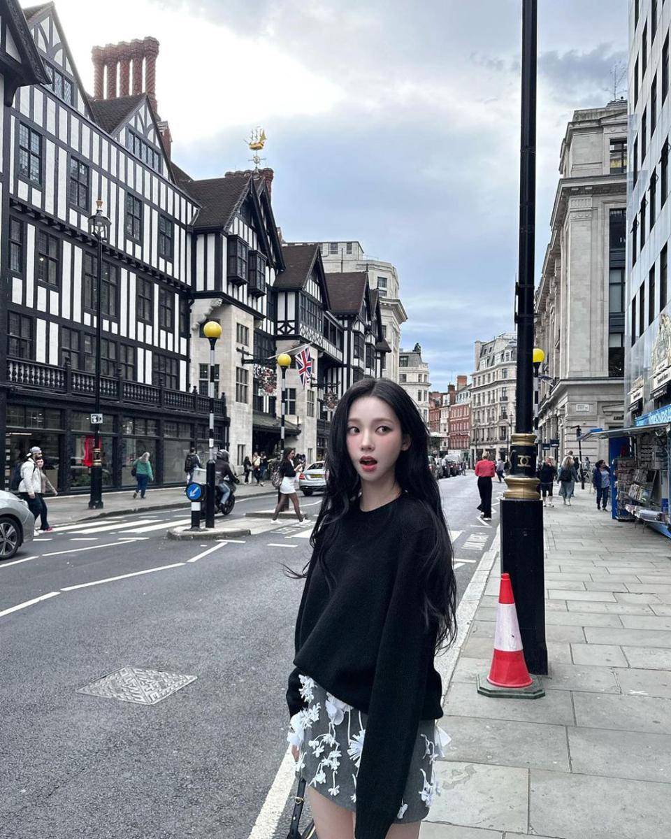 gaya street style ala Karina aespa (instagram.com/katarinabluu)