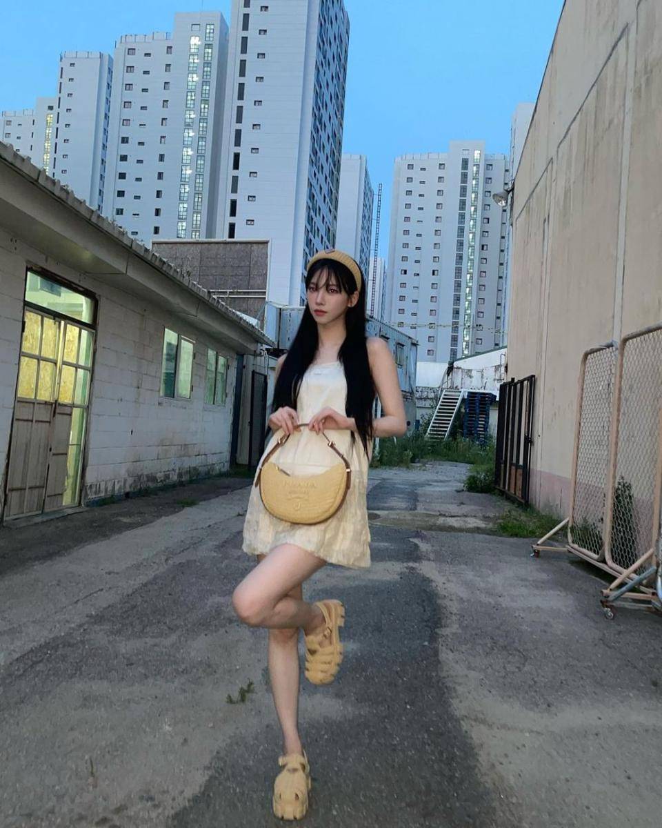 gaya street style ala Karina aespa (instagram.com/katarinabluu)