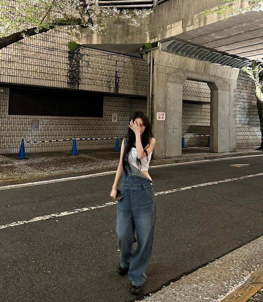 gaya street style ala Karina aespa (instagram.com/katarinabluu)