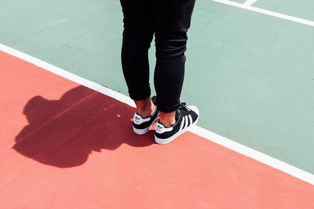 ilustrasi pria memakai sepatu (unsplash.com/Ben O'Sullivan)