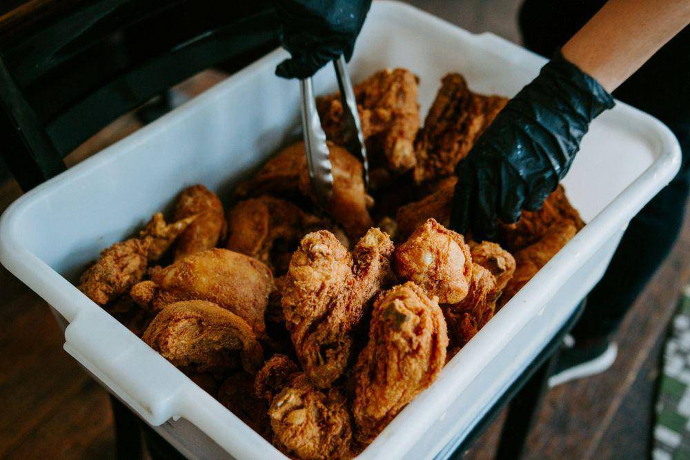 ilustrasi kentucky yang sudah digoreng (unsplash.com/Gabe Pierce)