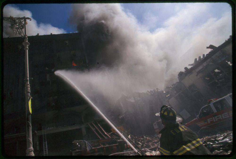 Petugas pemadam kebakaran memadamkan asap dari gedung yang terbakar (commons.wikimedia.org/Wikimedia)