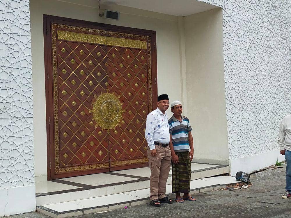Bacawagub Jabar Erwan saat berfoto dengan marbot Masjid Al Jabbar (IDN Times/Siti Fatimah)