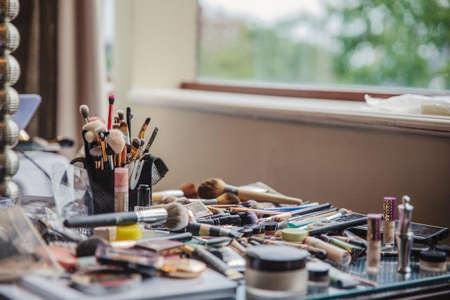 Ilustrasi kosmetik. https://unsplash.com/@joyshotsphotography