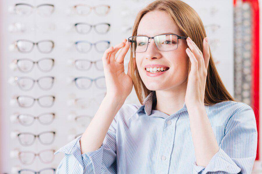 Ilustrasi optik. (freepik.com)