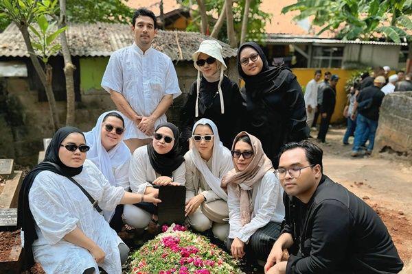 Hesti Purwadinata dan manajer (Instagram.com/hestipurwadinata)