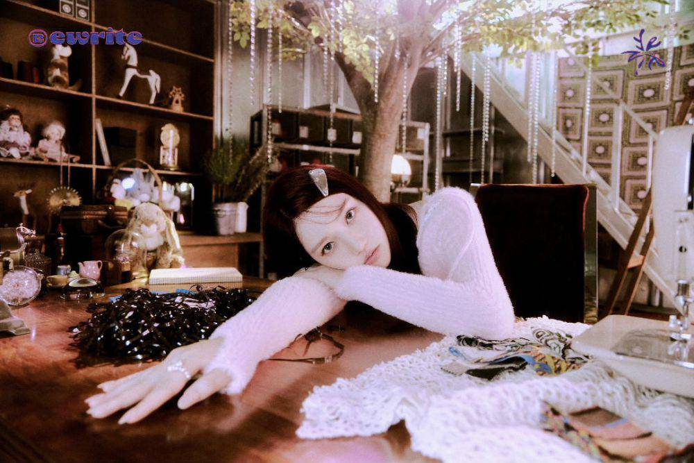 potret Yerin di mini album Rewrite (instagram.com/yerin.billent)