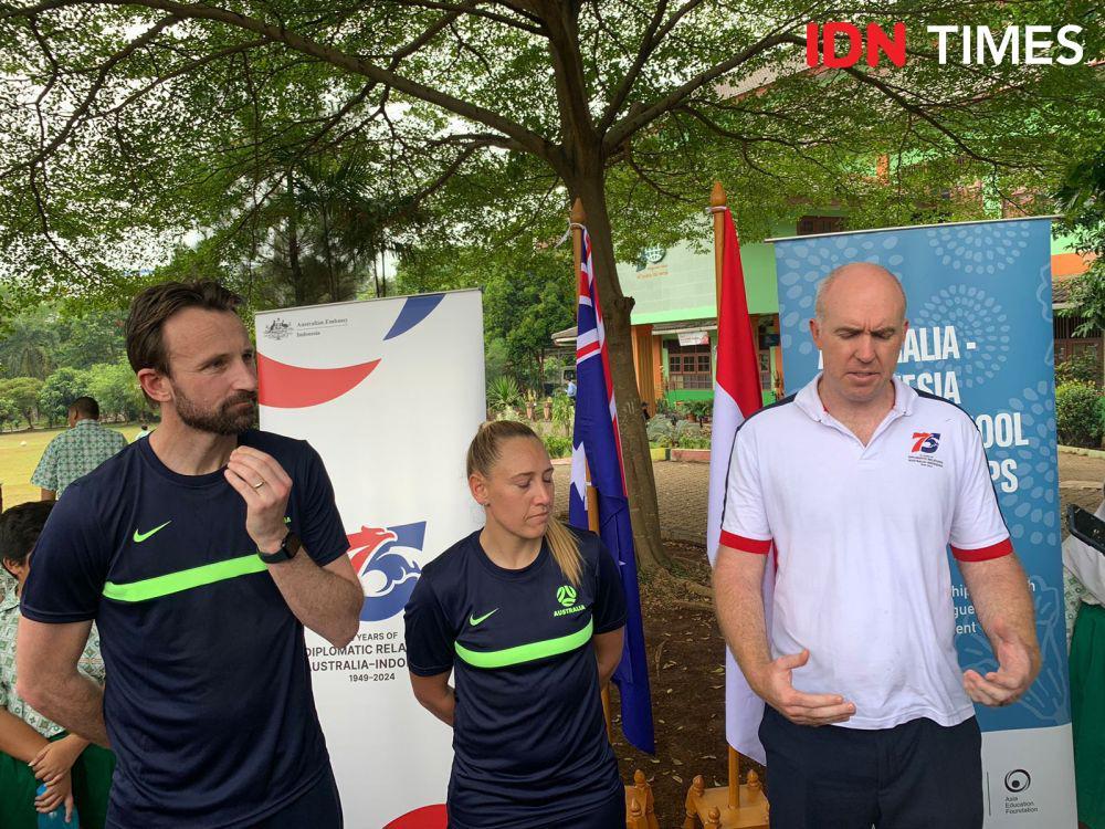 Jelang Laga Vs Indonesia, Soceroos Beri Coaching Clinic di Tangsel