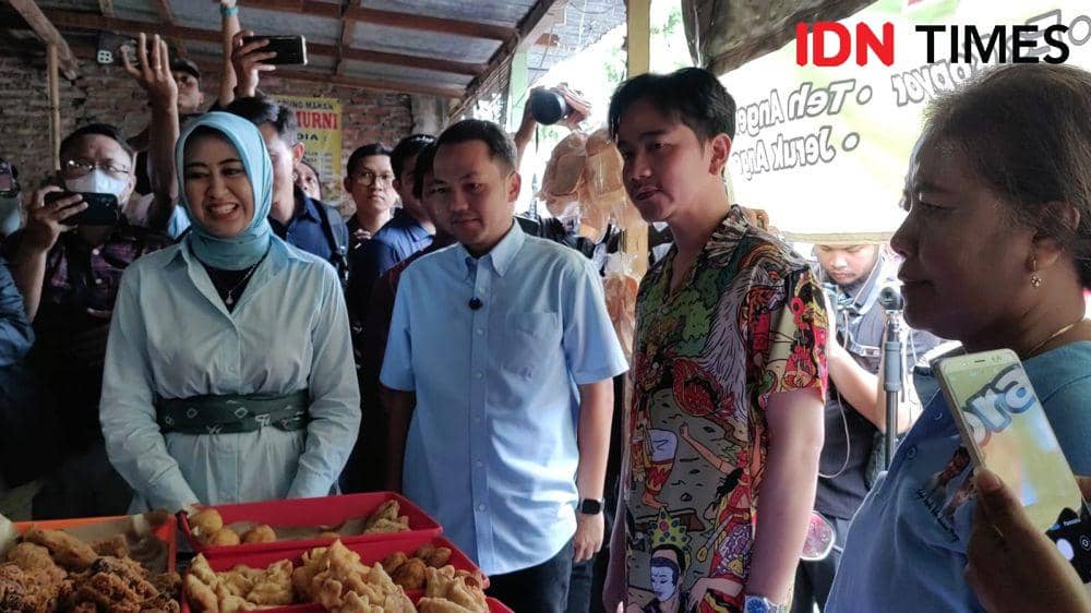 Wapres terpilih Gibran Rakabuming Raka blusukan bareng paslon Respati Ardi-Astrid Widayani. (IDN Times/Larasati Rey)