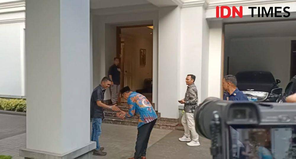 Ridwan Kamil datang ke rumah Jusuf Kalla pada Kamis (5/9/2024) (IDN Times/Amir Faisol)