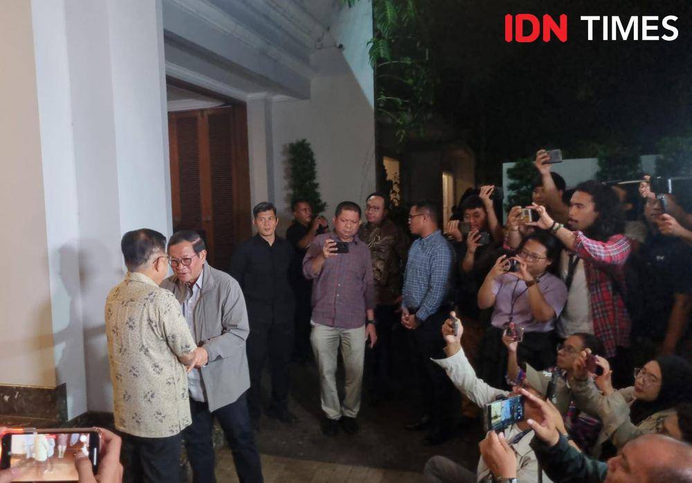 Jusuf Kalla menyambut Pramono Anung di depan kediamannya, Senin (9/9/2024) (IDN Times/Ilman Nafi'an)