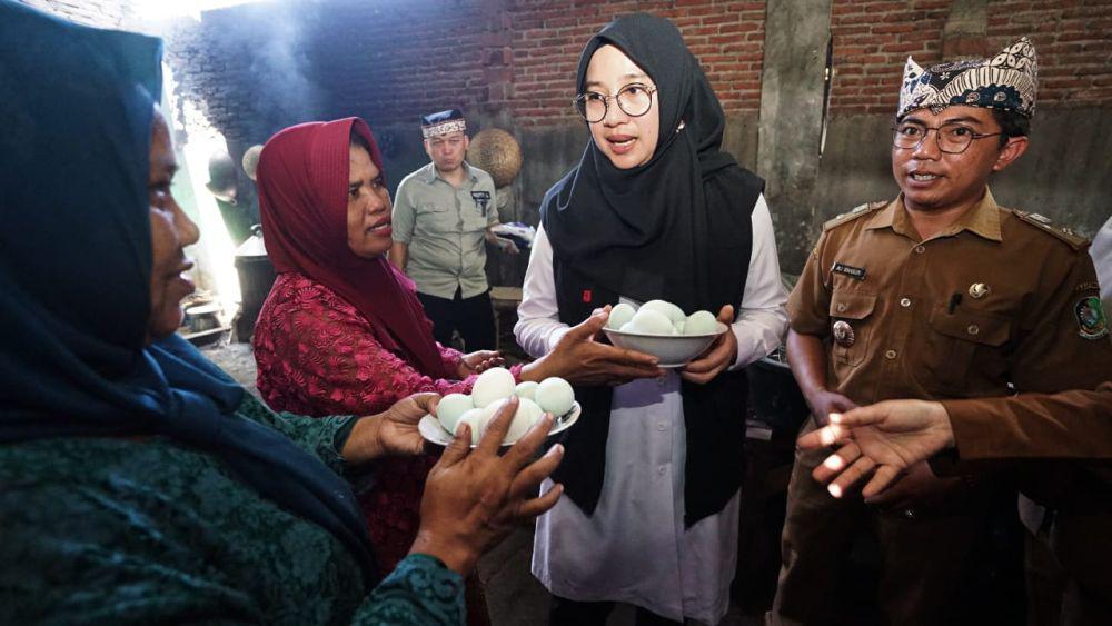 Ngantor di Desa, Bupati Ipuk Kagumi Gotong Royong Pemberdayaan Lansia