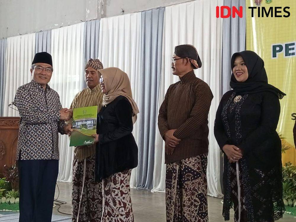 Penyerahan surat keputusan penetapan desa rintisan budaya.(IDN Times/Daruwaskita)