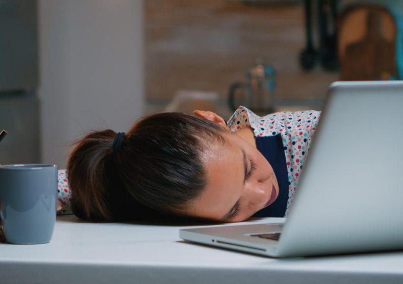 gambar orang tertidur saat bekerja (freepik.com/DC Studio)
