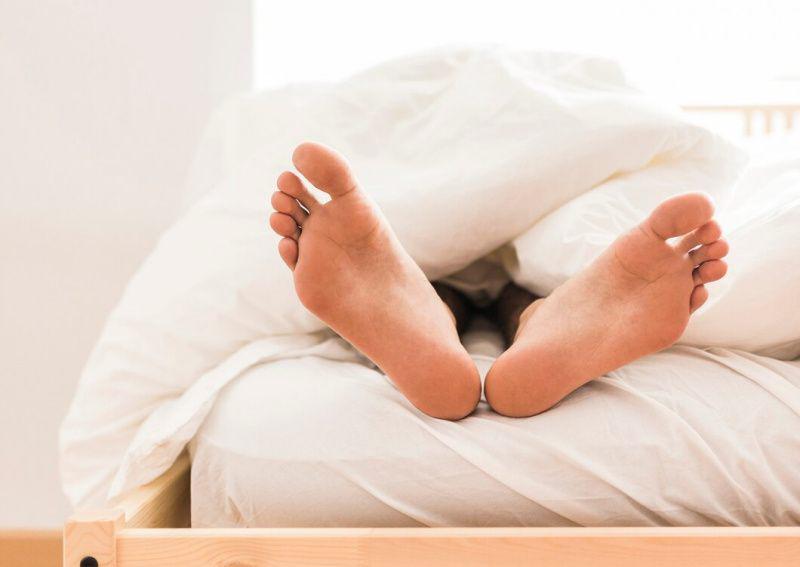 gambar kaki seseorang yang sedang tidur (freepik.com/Freepik)