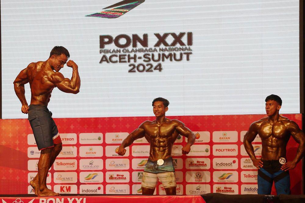 Atlet cabor binaraga dan fitnes saat beraksi di Medan, Selasa (10/9/2024) (PB PON/Risky Cahyadi)