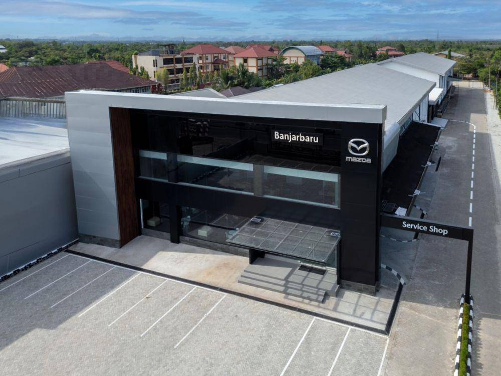 Fascia dealer Mazda Banjarbaru (EMI)
