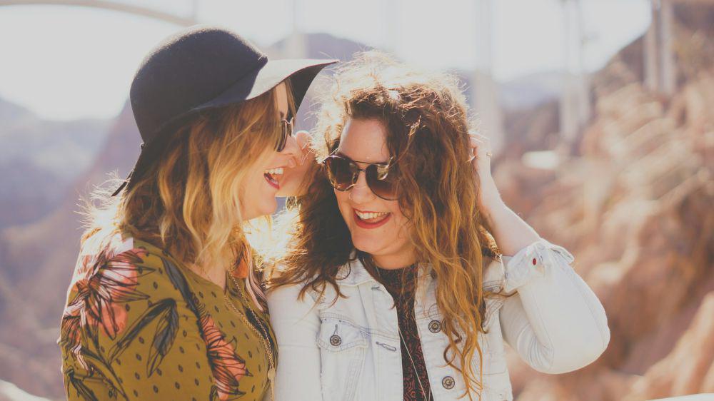 Interaksi dengan teman (https://unsplash.com/@katietreadway)