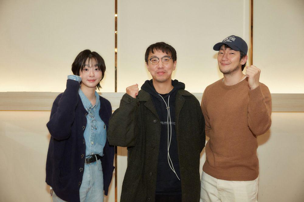 Kim Da Mi, sutradara Yoon Jong Bin, dan Son Seok Ku (dok. Disney+/Nine Puzzles)