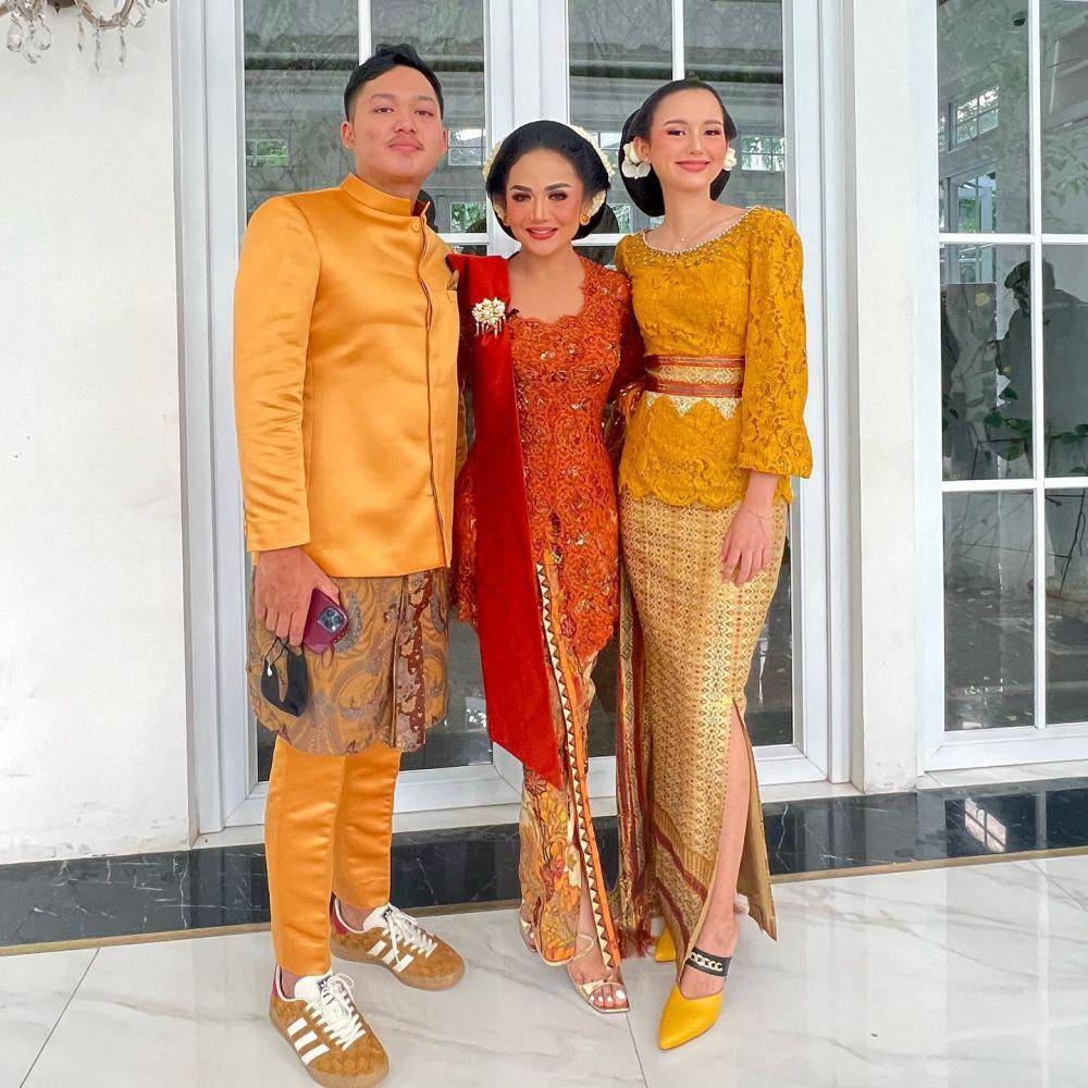adu gaya kebaya Krisdayanti vs. Sarah Menzel (instagram.com/krisdayantilemos | instagram.com/ssarah_menzel)