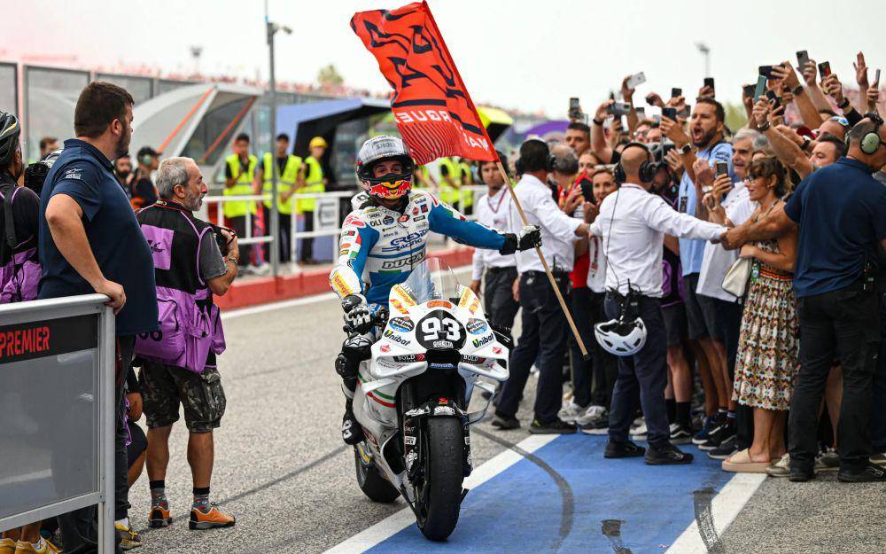 Marc Marquez berselebrasi usai finis pertama di grand prix race GP San Marino 2024. (motogp.com)