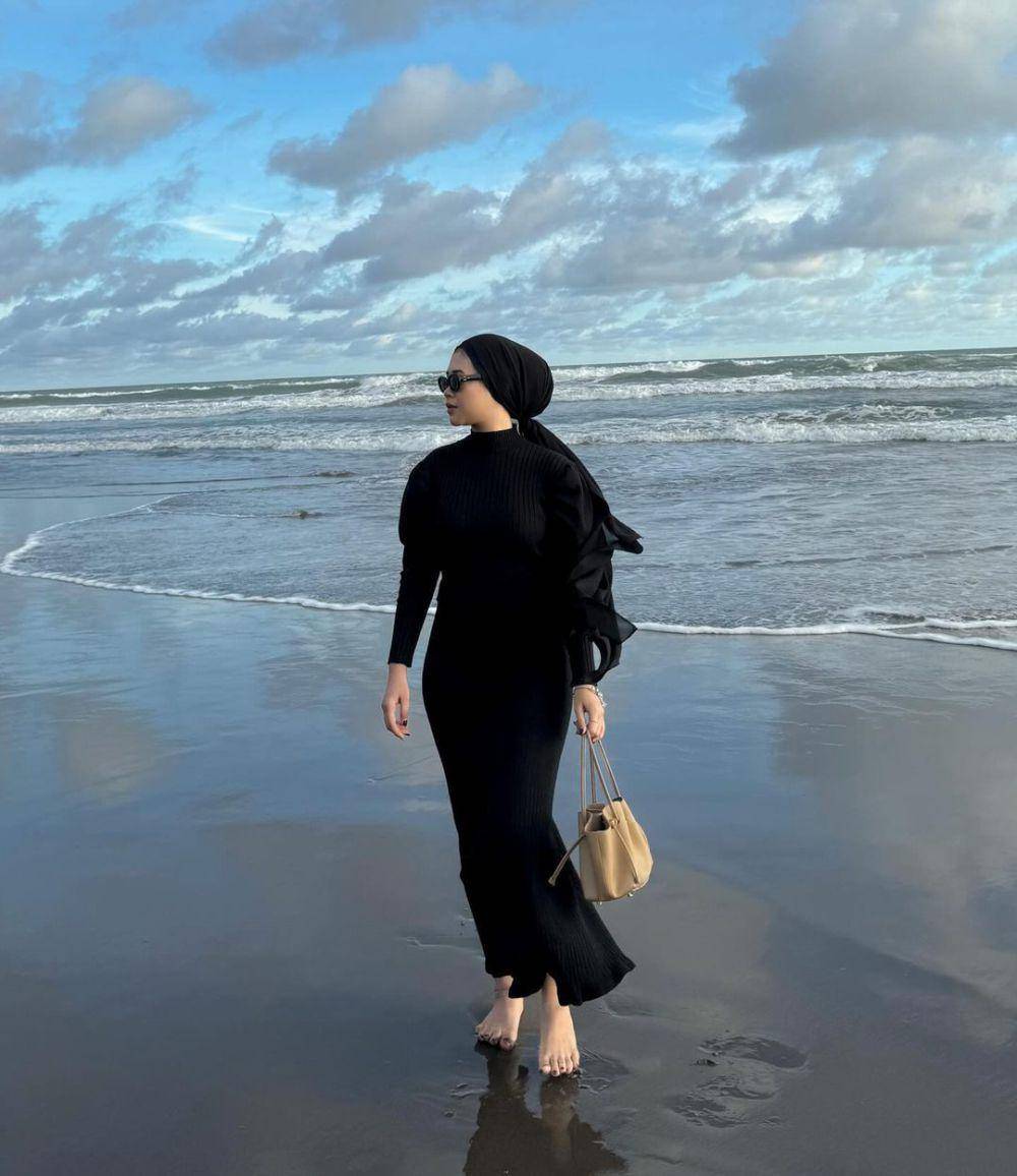 OOTD hijab ke pantai anti gerah yang kekinian dan gampang disontek (instagram.com/renimarlinaaaaa)