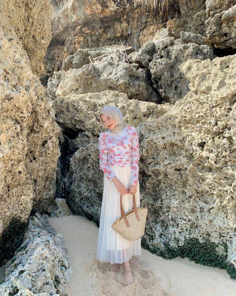OOTD hijab ke pantai anti gerah yang kekinian dan gampang disontek (instagram.com/nabilayua)