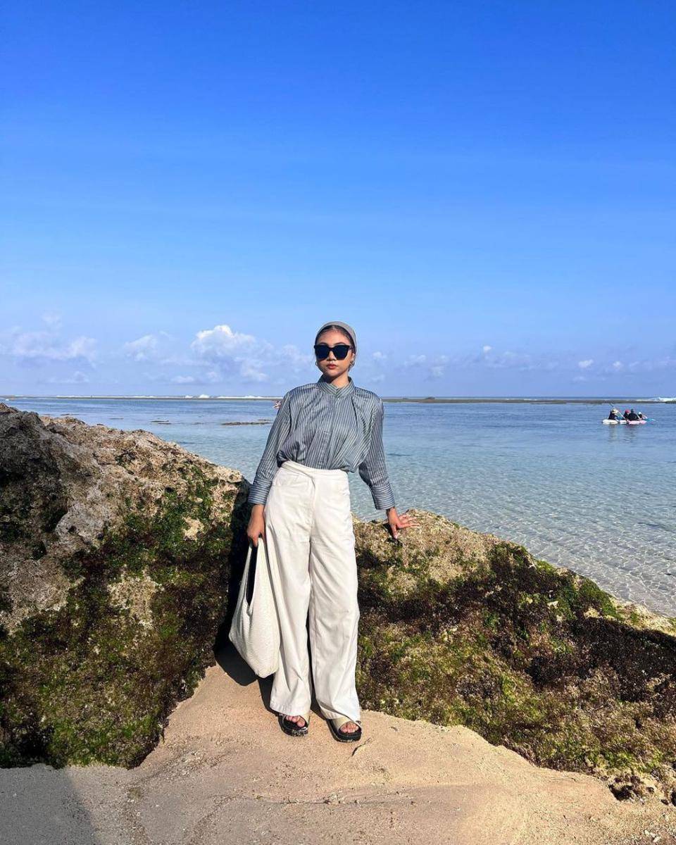 OOTD hijab ke pantai anti gerah yang kekinian dan gampang disontek (instagram.com/sherlyrumamby)