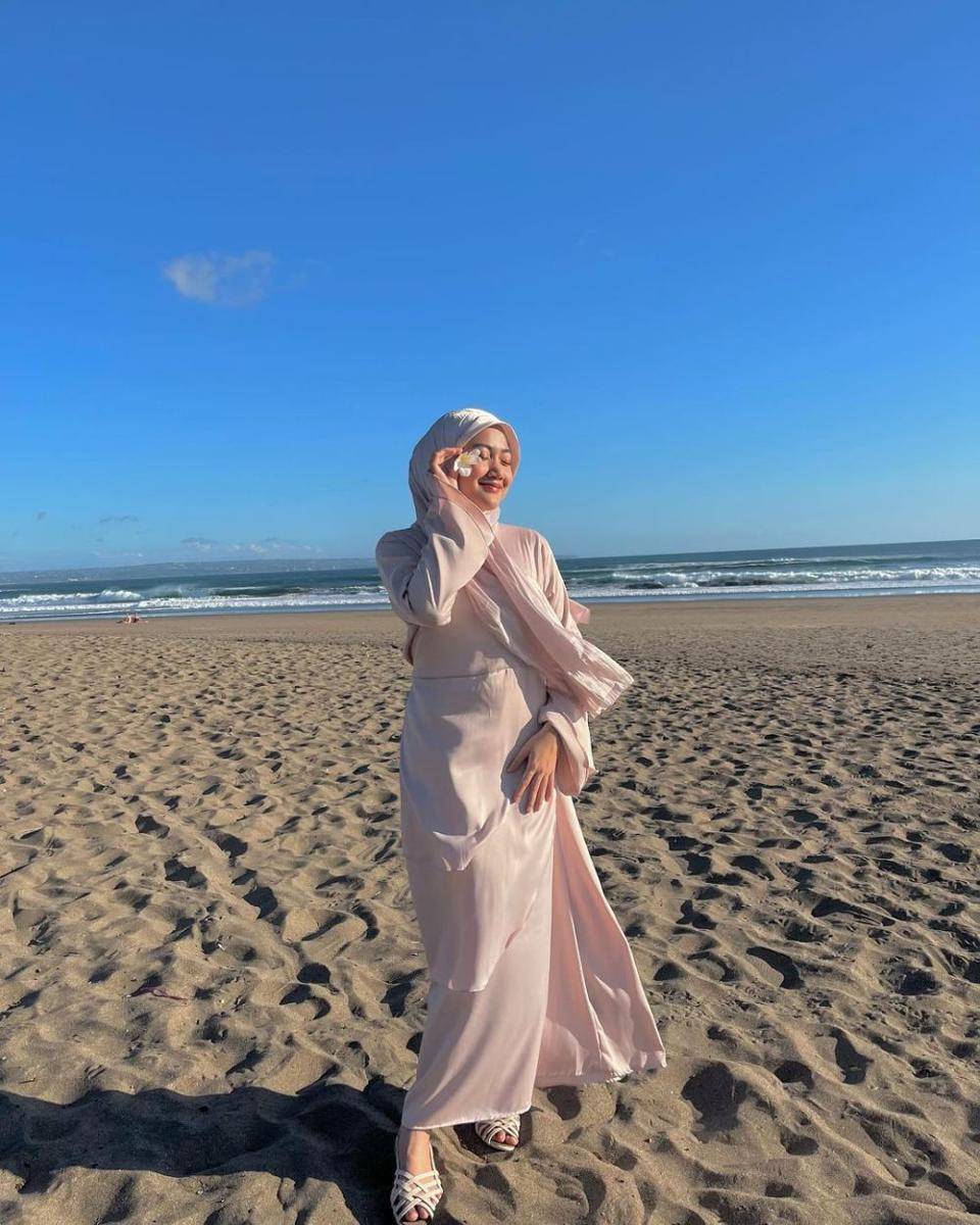 OOTD hijab ke pantai anti gerah yang kekinian dan gampang disontek (instagram.com/adindavld)