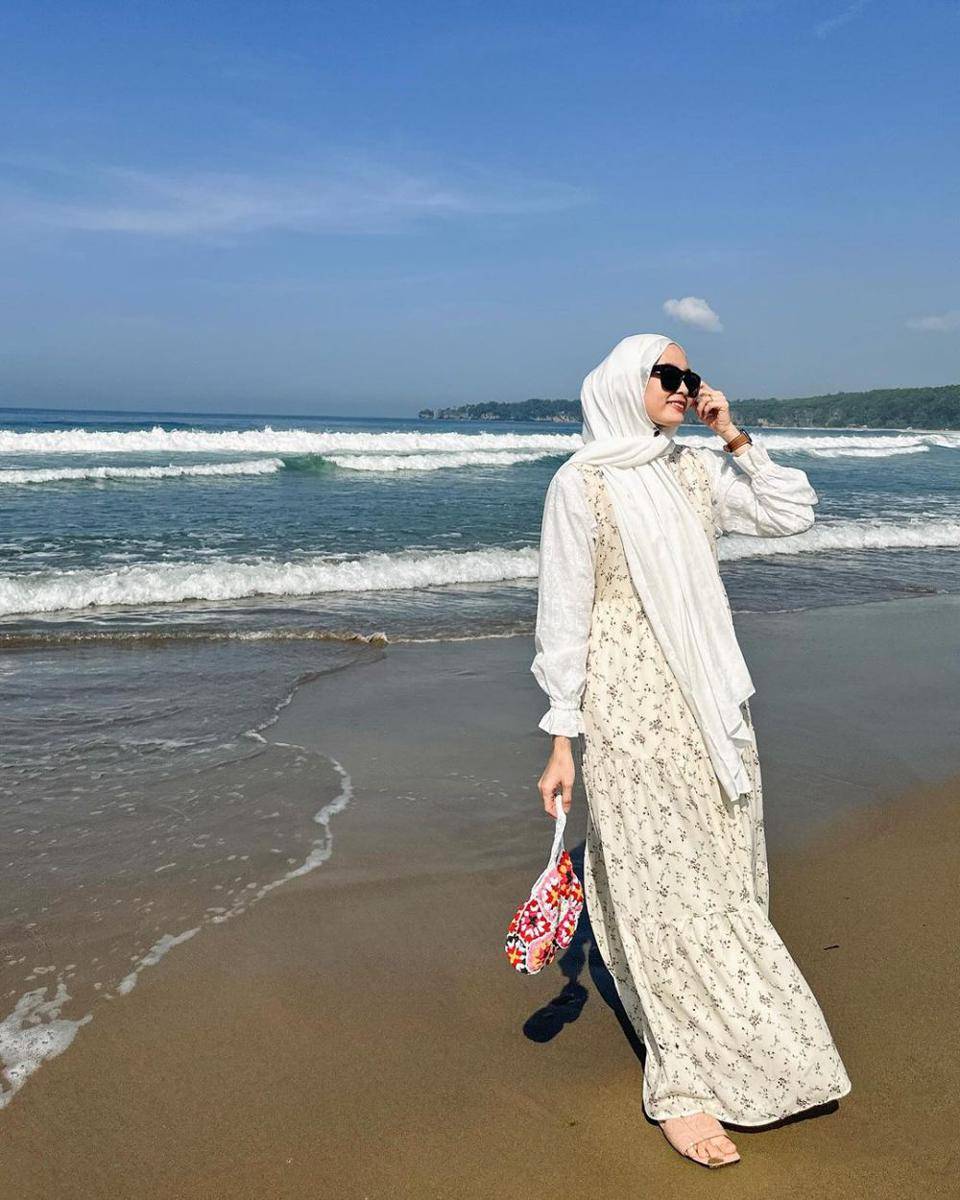 OOTD hijab ke pantai anti gerah yang kekinian dan gampang disontek (instagram.com/annyshofia)