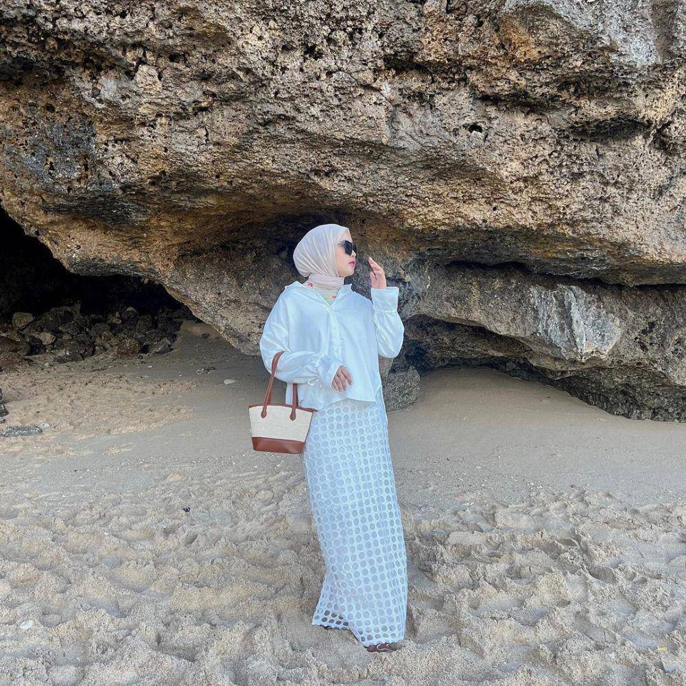 OOTD hijab ke pantai anti gerah yang kekinian dan gampang disontek (instagram.com/meilanindraa)