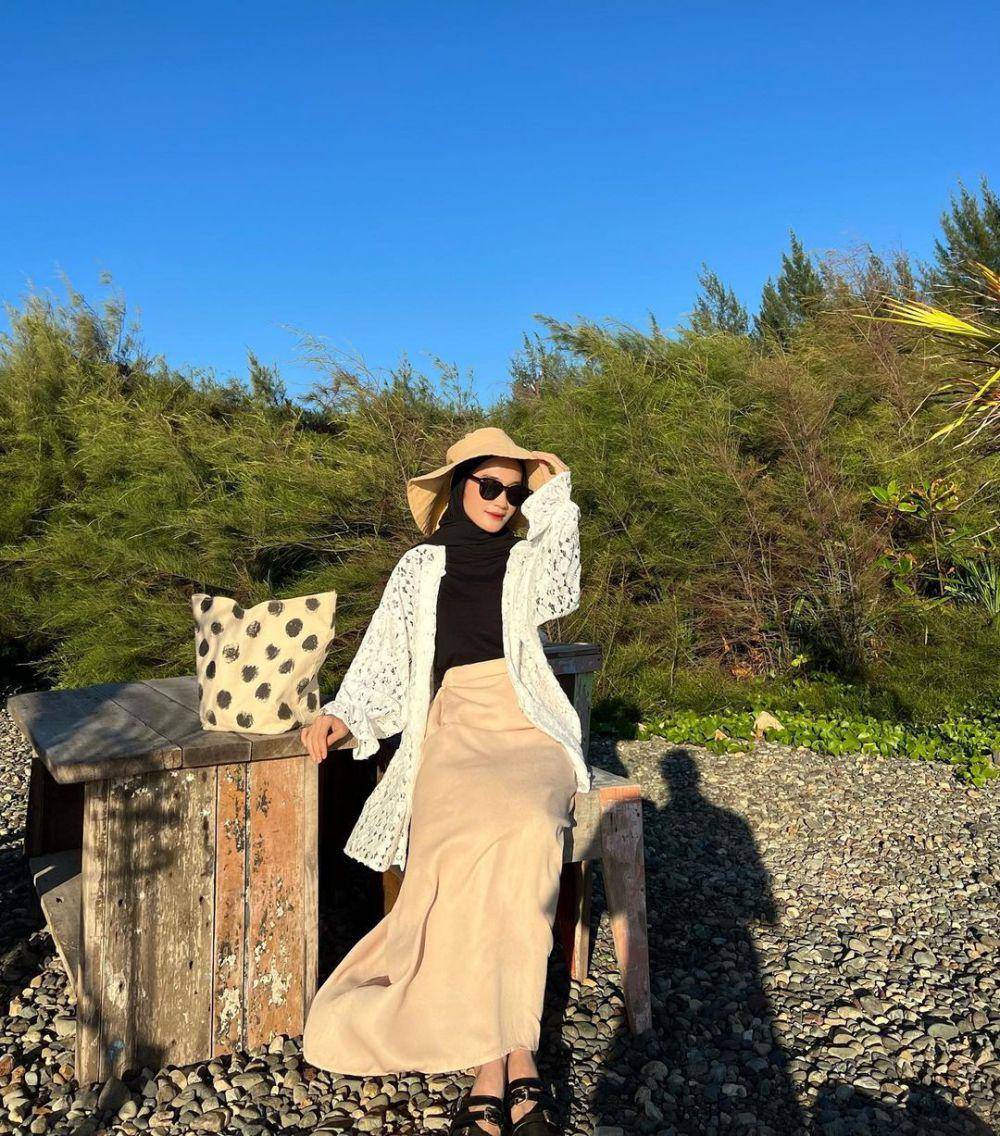OOTD hijab ke pantai anti gerah yang kekinian dan gampang disontek (instagram.com/cutindahsundari)