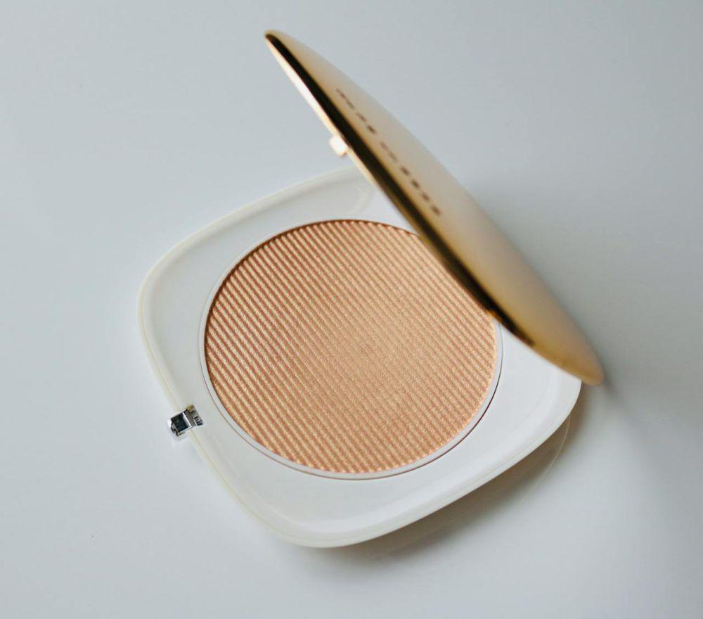 ilustrasi compact powder (pexels.com/Sobia Akhtar)