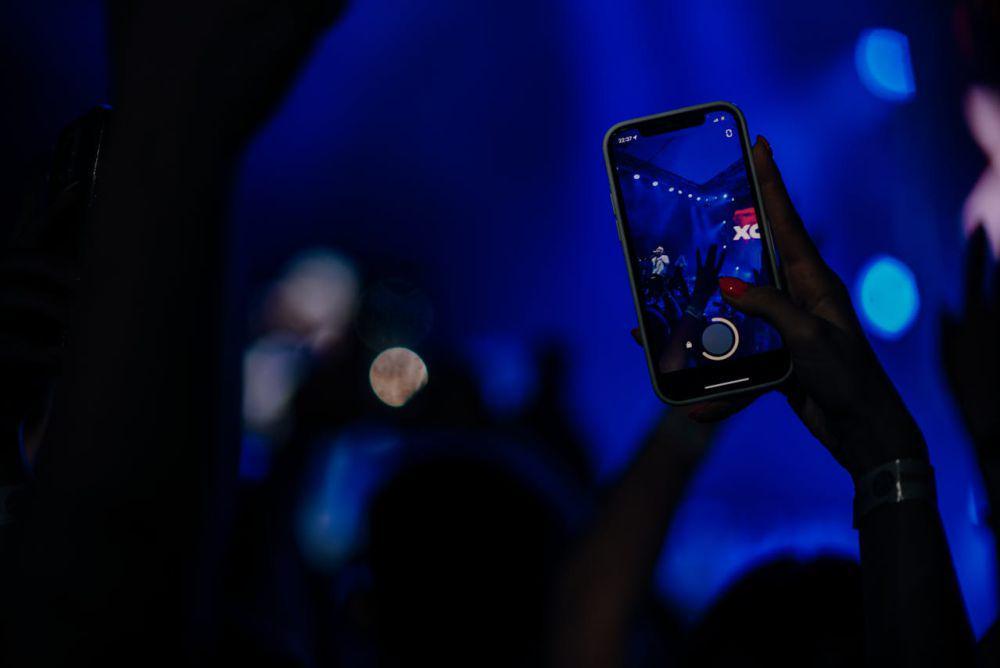 ilustrasi merekam saat konser (pexels.com/Grish Petrosyan)