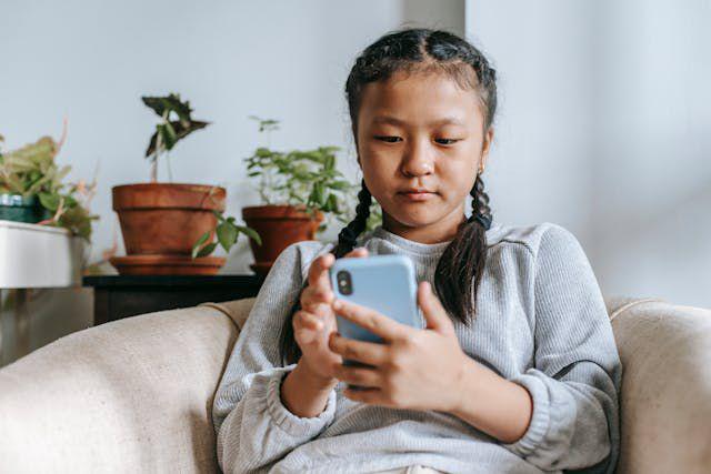 ilustrasi bermain smartphone (pexels.com/Katerina Holmes)