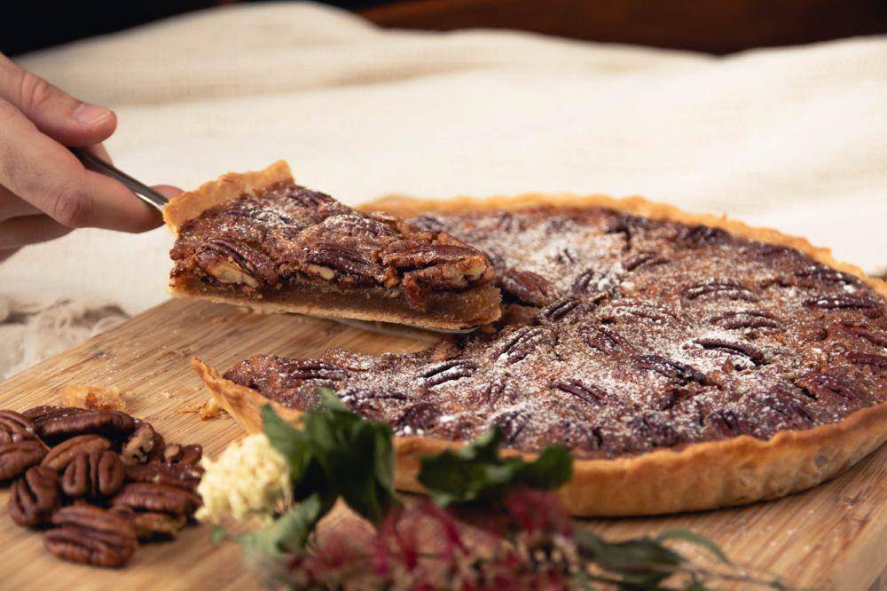 ilustrasi pie dengan topping kacang pecan (pexels.com/Regina Ferraz)