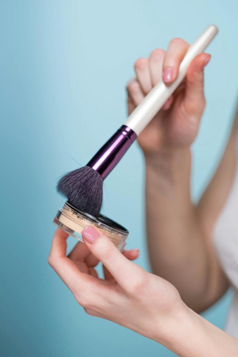 ilustrasi finishing powder (pexels.com/Ron Lach)