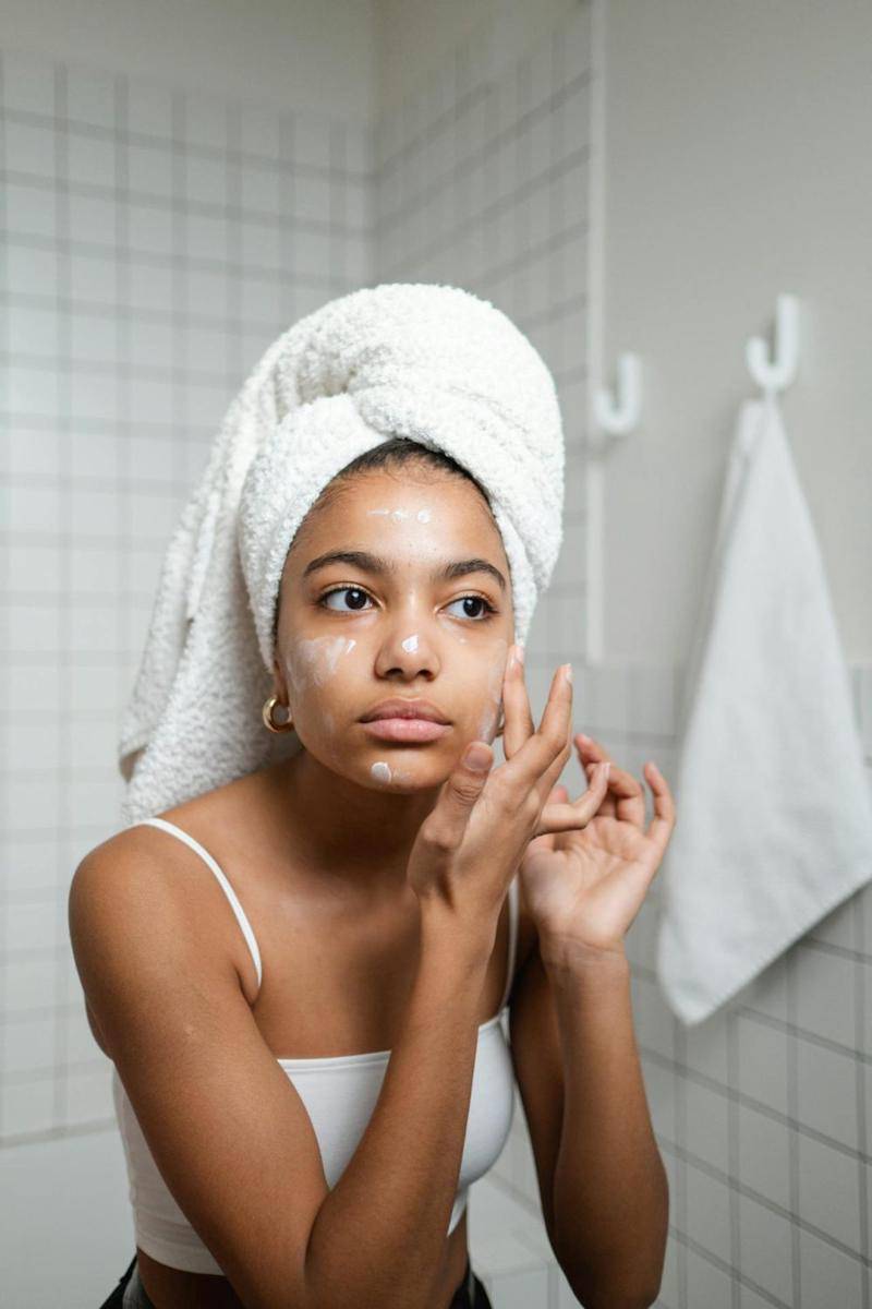 tips makeup untuk tipe kulit kering (pexels.com/Ron Lach)
