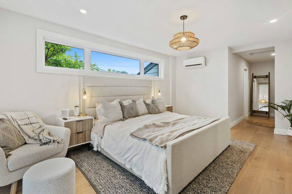 Cermin dalam kamar tidur (unsplash.com/Point3D Commercial Imaging Ltd.)