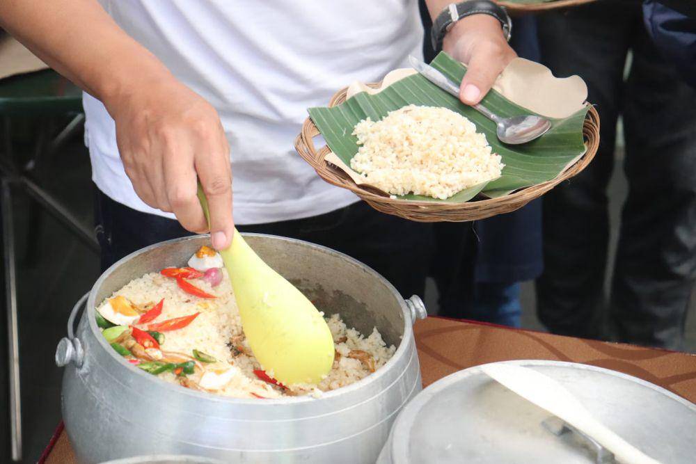 ilustrasi nasi liwet teri santan (unsplash.com/Mufid Majnun)