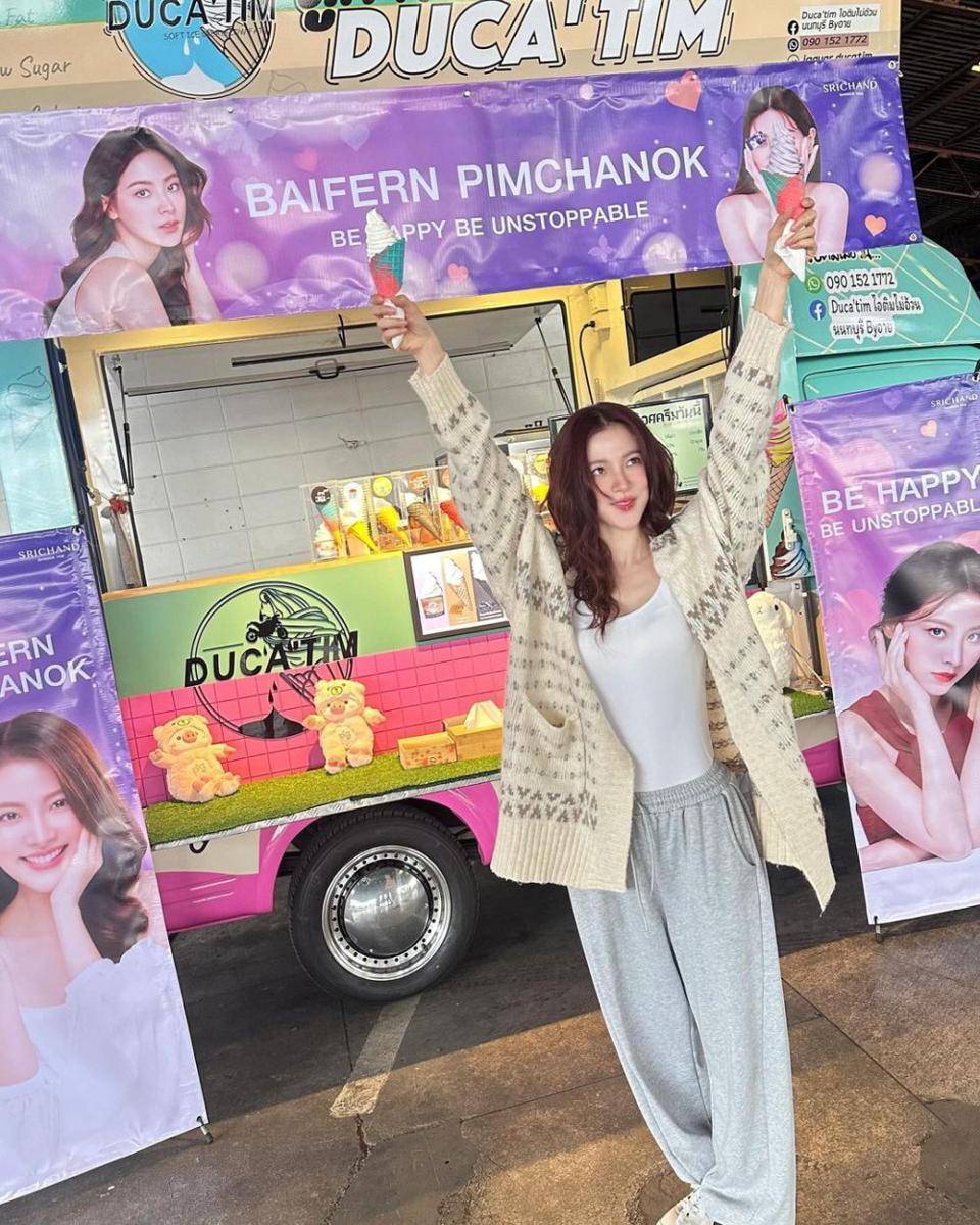 potret Baifern Pimchanok makan es krim di food truck (instagram.com/baifernbah)