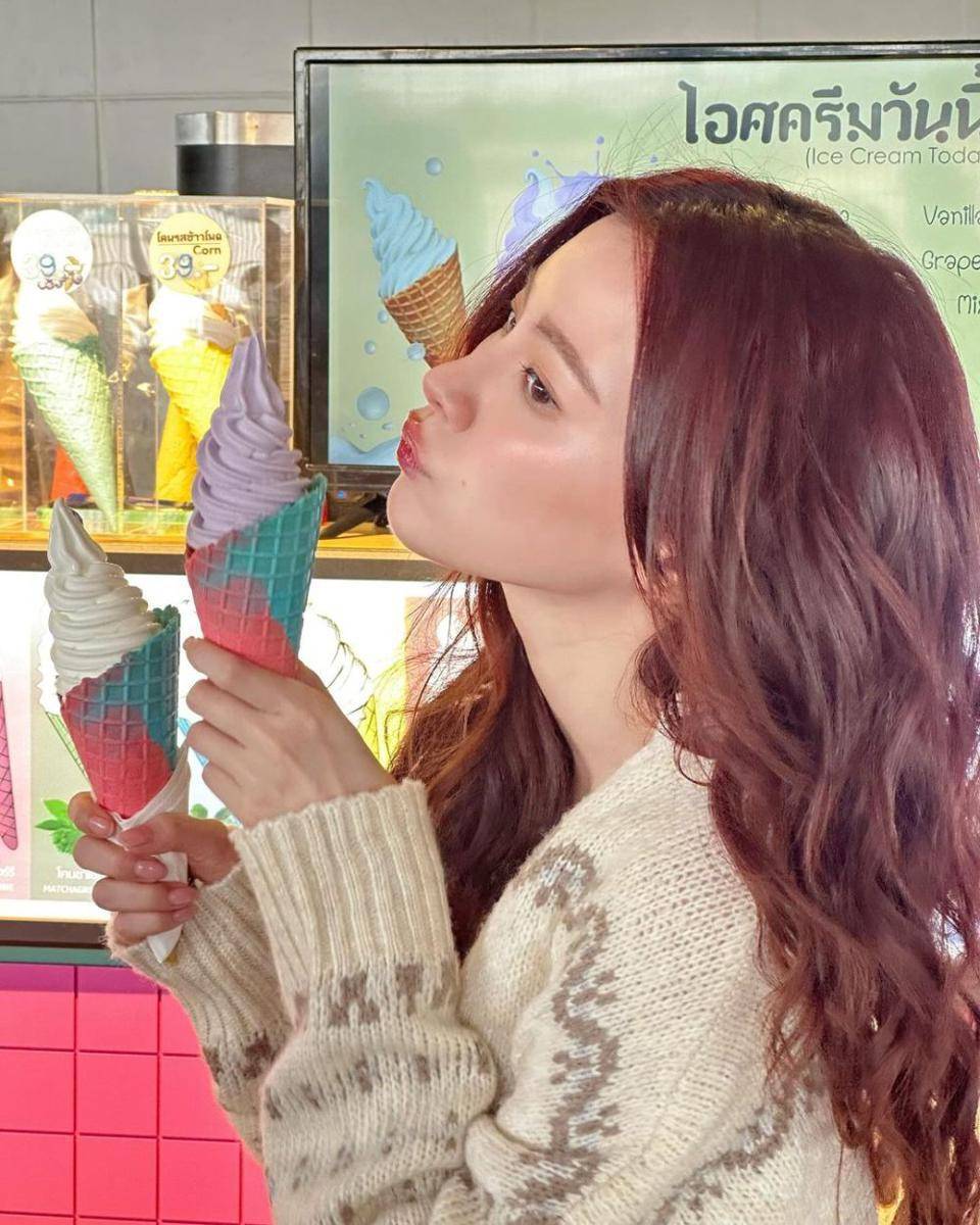potret Baifern Pimchanok makan es krim di food truck (instagram.com/baifernbah)