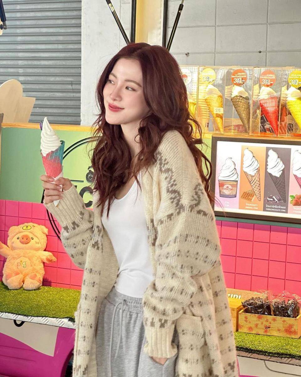 potret Baifern Pimchanok makan es krim di food truck (instagram.com/baifernbah)